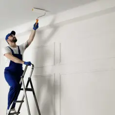 Co się maluje pierwsze: sufit czy ściany, aby uniknąć bałaganu?