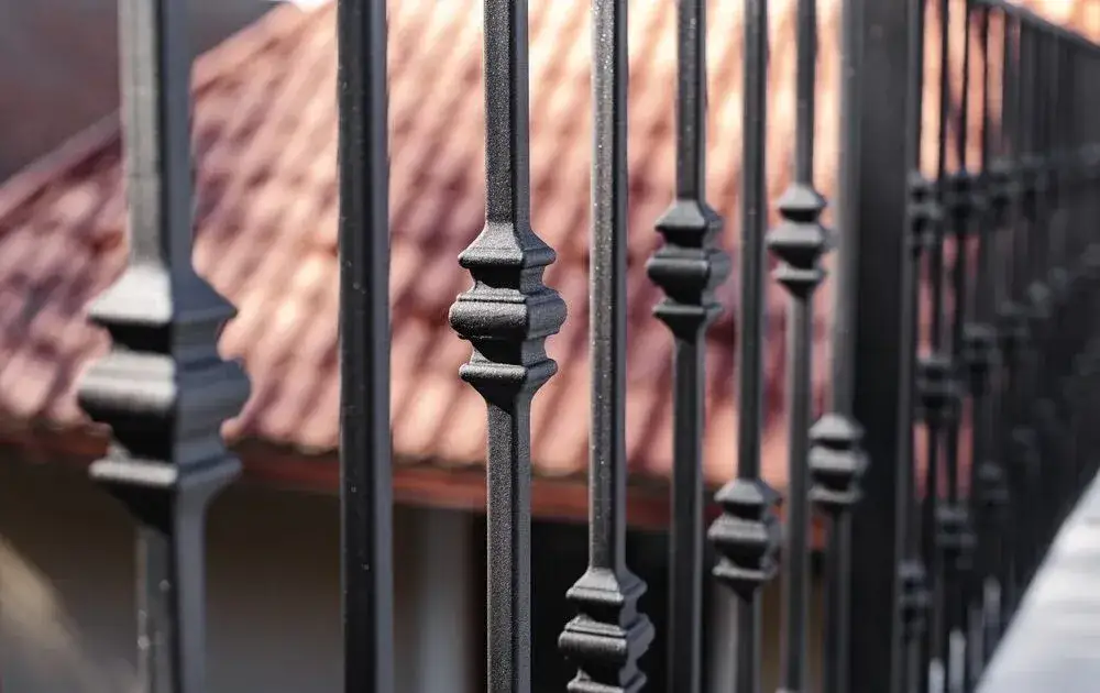 Zdjęcie Czym malować barierki na balkonie, aby uniknąć korozji i uszkodzeń?