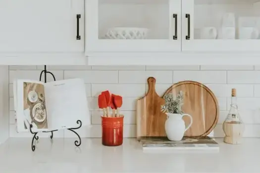 Jaką farbą pomalować meble kuchenne, by uniknąć błędów malarskich?