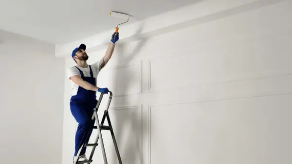 Co się maluje pierwsze: sufit czy ściany, aby uniknąć bałaganu?